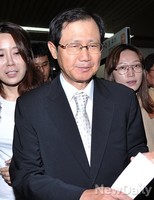 [포토] 법정 나서는 박찬구 금호석유 회장