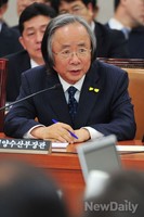 [포토] 질문에 답하는 이주영 해수부 장관