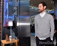 [포토] 주머니에 손 넣고 등장한 '제임스 리 맥퀀'