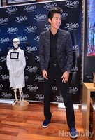 [포토] 이기우 등장에 마스코트가 작아보여