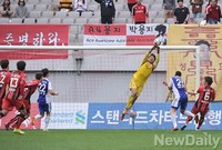 [K리그] 슛 막아내는 이범영 골키퍼