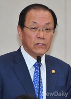 [2014국감] 국정감사 기관보고 하는 황우여 장관