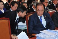 [2014국감] 대화 나누는 황우여 교육부 장관