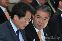 [2014국감] 대화 나누는 '조희연-이재정' 교육감