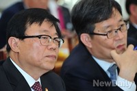 [2014국감] 의원의 질문 경청하는 이동필 농수산식품부 장관