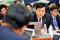 [2014국감] 의원들의 질문에 답변하는 서승환 국토부장관
