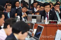 [2014국감] 질의에 답변하는 서승환 국토부장관