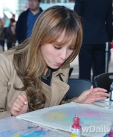 [포토] 에코백 리폼하는 레인보우 재경