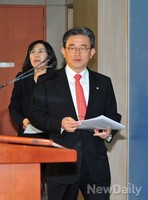 [포토] 공무원연금개혁안 발표 위해 들어오는 이한구-김현숙