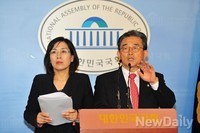 [포토] 연금개혁안 발표하는 새누리당 이한구 김현숙 의원