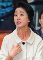 [2014국감] 의원들의 질문에 답변하는 배우 김부선