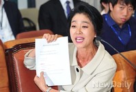 [2014국감] 난방비 관련 서류 보이는 김부선