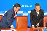 [포토] 공무원 연금 TF 1차 회의 들어오는 강기정-우윤근