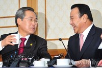 [포토] 대화 나누는 '이완구-우윤근' 여야 원내대표