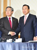 [포토] 악수 나누는 '이완구-우윤근' 여야 원내대표