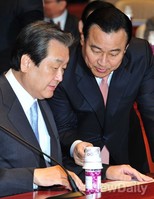 [포토] 대화 나누는 새누리당 김무성-이완구