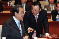 [포토] 새누리당 정책의총, 대화하는 김무성-이완구