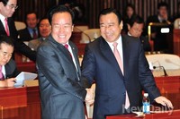 [포토] 반갑게 인사하는 '이완구-이병석' 의원