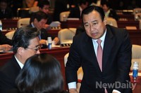 [포토] 대화 나누는 이완구 원내대표와 이한구 의원