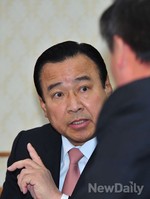 [포토] 대화 나누는 이완구 원내대표와 김재원 의원