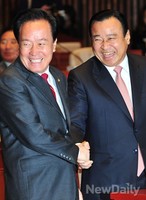 [포토] 새누리당 정책의총, 반갑게 인사하는 이완구-이병석