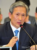 [2014국감] 질문에 답하는 김관지 국가안보실장