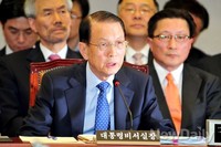 [2014국감] 의원의 질문에 답하는 김기춘 대통령 비서실장