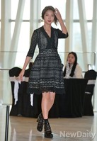 [포토] 패셔너블한 원피스 입고 입장하는 엄현경