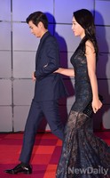 [2014 SIA] 다정하게 레드카펫 밟는 최희-최우식