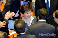 [포토] 의원들과 인사나누는 박근혜 대통령