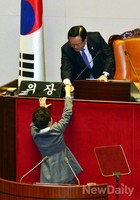 [포토] 인사 나누는 박근혜 대통령과 정의화 국회의장