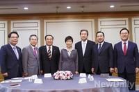 [포토] 여야 지도부와 기념사진 촬영하는 박근혜 대통령