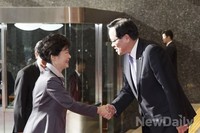 [포토] 정의화 국회 의장과 인사 나누는 박근혜 대통령