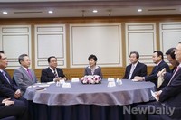 [포토] 박근혜 대통령과 회담 가지는 여야 지도부