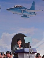 [포토] FA-50 전력화 기념식 축사하는 박근혜대통령
