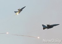 [포토] 공대지공격 시범보이는 국산전투기 FA-50