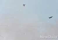 [포토] 공대지 공격 선보이는 국산전투기 FA-50