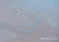 [포토] 하늘 수놓는 블랙이글의 축하비행