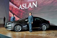 [포토] 아슬란과 함께 선 현대차 김충호 사장