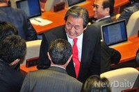 [포토] 의원들과 인사 나누는 김무성 새누리당 대표