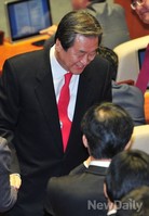 [포토] 퇴장하는 김무성 새누리당 대표