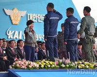 [포토] FA-50 조종사 격려하는 朴대통령