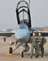 [포토] 국산전투기 FA-50에서 내린 파일럿