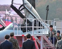 [포토] FA-50 탑승위해 계단오르는 朴대통령