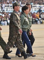 [포토] 최차규 공군참모총장 안내 받는 朴대통령