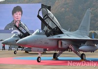 [포토] 국산전투기 FA-50, 축사하는 박근혜 대통령