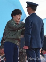 [포토] FA-50전력화 기념식, 훈장수여하는 朴대통령