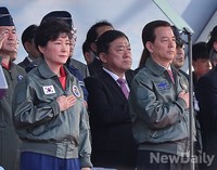 [포토] 국기에 대한 경례하는 '박근혜 대통령-한민구 국방장관'