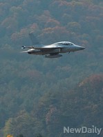 [포토] 가을하늘 날아오르는 국산전투기 FA-50