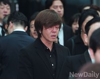 [포토] 故 신해철 발인, 눈물로 떠나보내는 윤도현